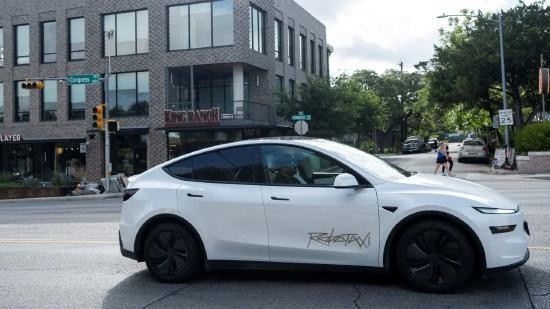 得州Robotaxi試點(diǎn)改裝ModelY在交叉路口誤闖紅燈